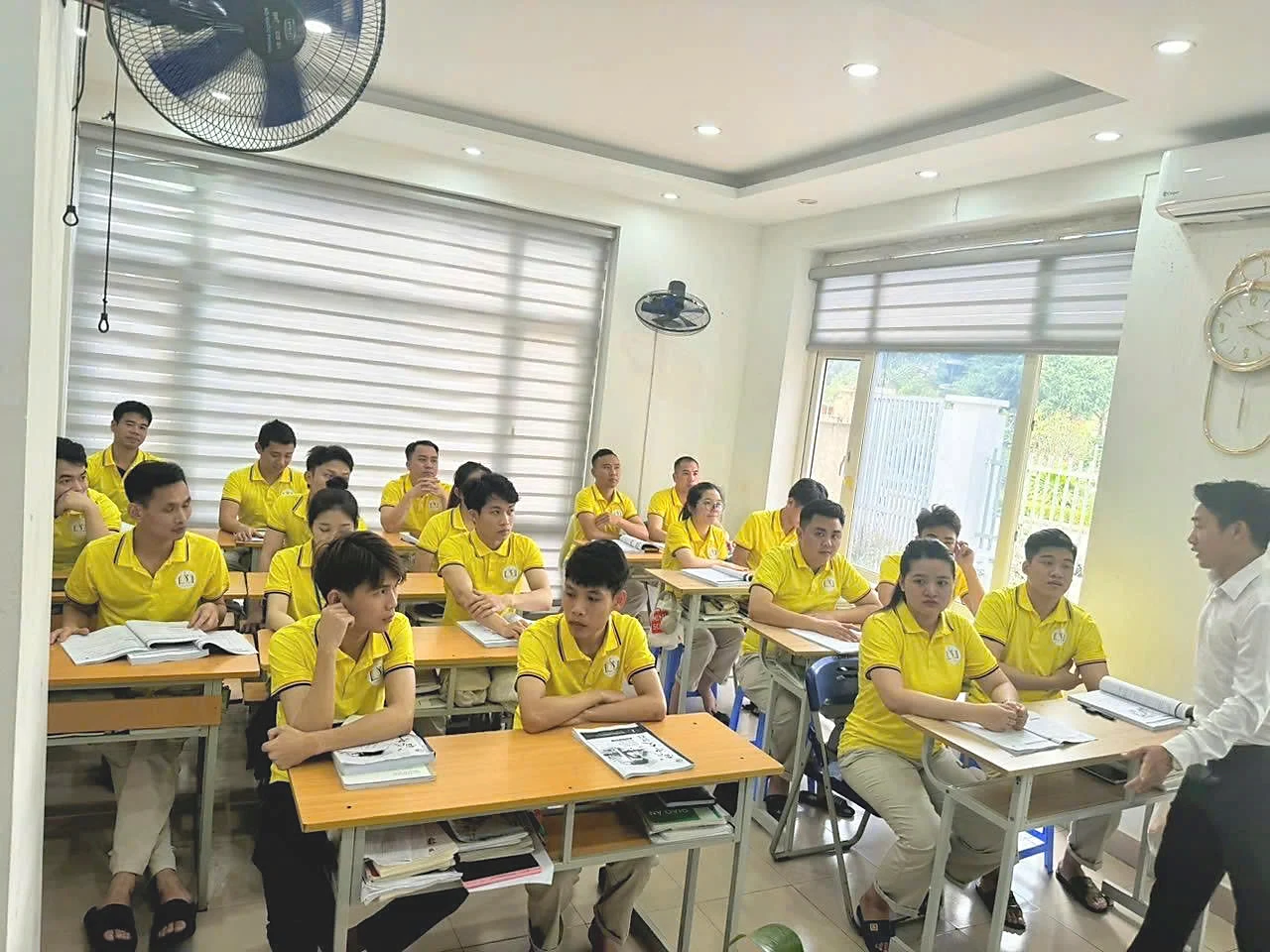 Ảnh lớp học An Châu, học viên đồng phục vàng